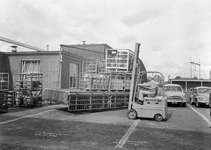 834719 Afbeelding van het laden van een vrachtauto met verfbussen van Sikkens met behulp van een heftruck bij de ...